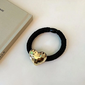 Élastique à cheveux noir minimaliste orné d'un pendentif en forme de cœur en métal doré