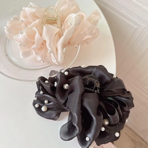 Pinces à cheveux en satin avec perles roses et noires pour un style volumineux