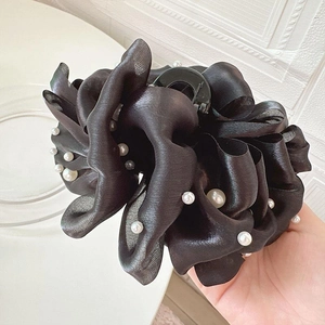 Pince à cheveux fleur en tulle noir avec perles pour une coiffure volumineuse chic