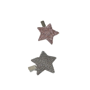 Barrettes étoile Y2K scintillantes avec strass roses et argentés sur fond blanc