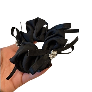 Chouchou élégant en satin noir avec nœud en cristal et rubans pour femmes