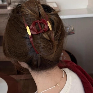 Pince à cheveux festive rouge vin élégante avec accents dorés pour cheveux longs