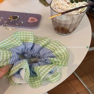 Chouchou à carreaux avec bordure en dentelle aux couleurs menthe et bleu