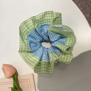 Chouchou à carreaux sel de mer menthe avec motif bleu-vert et bords ondulés