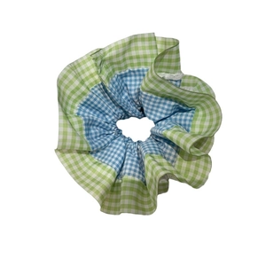 Chouchou vichy vert et bleu avec bordure à volants blancs pour coiffures de printemps