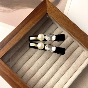 Détail de barrettes en velours avec perles, cristaux et métal doré gravé LOVEDAYS