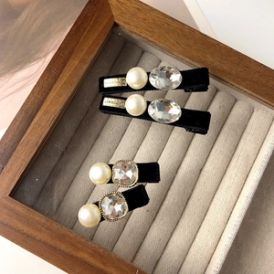 Vue détaillée de quatre barrettes en velours ornées de perles et de strass en cristal brillant