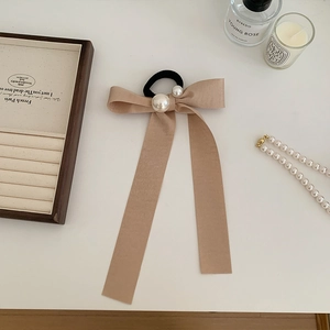 Chouchou élégant en satin avec nœud et doubles perles beige crème pour femme