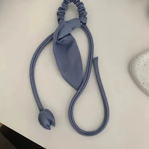 Dettaglio dell'elastico in raso blu con tulipano e dei lunghi nastri eleganti