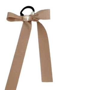 Élastique à cheveux élégant avec nœud café clair et perles blanches pour femmes