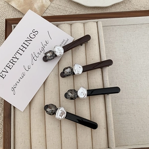 Set di fermagli per capelli minimalisti con gemma grigia e dettaglio argento lucido