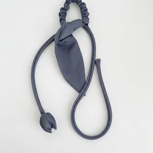 Elegante elastico per capelli in raso blu-grigio con nastri lunghi e tulipano