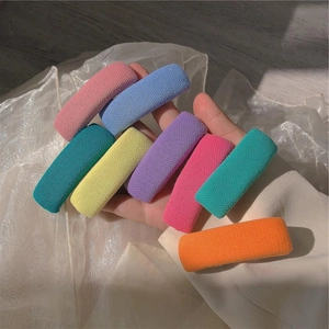 Set mit acht farbenfrohen gestrickten Schwamm-Haarspangen in kräftigen Farben