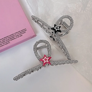 Gros plan de pinces à cheveux étoiles élégantes avec strass brillants en argent et rose