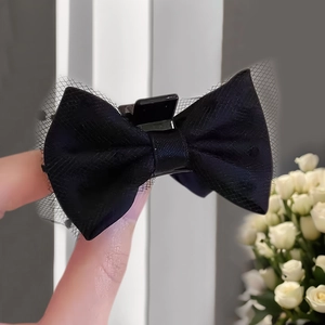 Detail der eleganten schwarzen Haarklammer mit Netzschleife und Satin-Finish für Damen