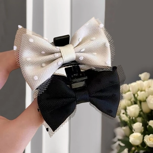 Elegante Haarklammern mit schwarzer und cremefarbener Schleife und Polka-Dot-Netz