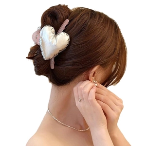 Oversized silver 3D heart hair claw clip for women's hairstyle accessories in main view