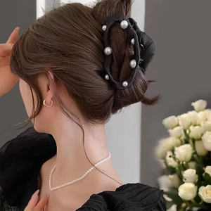 Pince à cheveux coréenne élégante avec perles blanches sur velours noir pour chignon chic