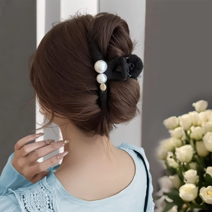Elegante pinza per capelli nera grande con doppie perle bianche e ciondolo in oro rosa