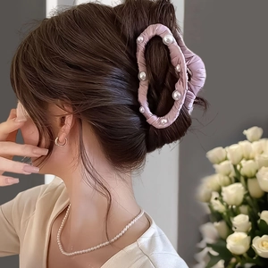 Pince à cheveux en satin rose avec perles pour coiffures élégantes et chignons