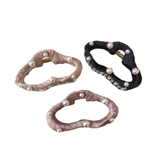 Lot de trois pinces à cheveux en satin avec perles en noir, beige et rose