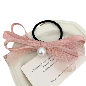 Elastico per capelli con fiocco in pizzo rosa e perla bianca su vassoio in ceramica