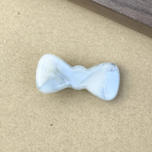 Eleganter Haarclip mit blau-weißem Marmormuster aus Acetat und handgefertigter Gravur