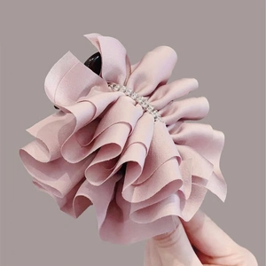 Pince à cheveux rose élégante avec volants, accents de cristal et tissus doux