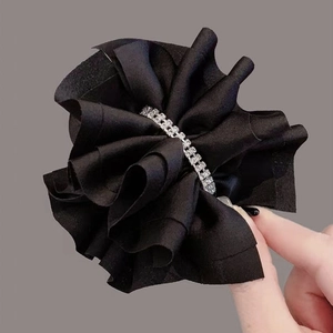 Pince à cheveux élégante en satin noir avec strass en cristal et texture plissée