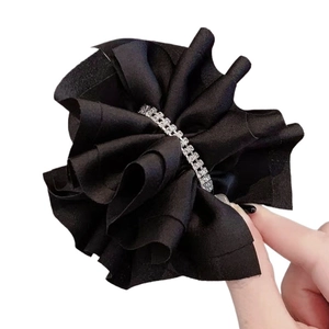 Pince à cheveux fleur en tissu plissé noir avec décoration centrale double rangée de cristaux