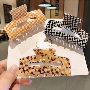 Lot de trois grandes pinces à cheveux à damier pour une coiffure rétro française élégante