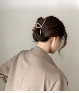 Dettaglio di un elegante fermaglio per capelli in metallo con strass scintillanti
