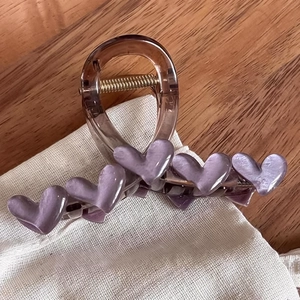 Pince à cheveux coréenne minimaliste avec cœurs violets 3D et corps en résine ambre