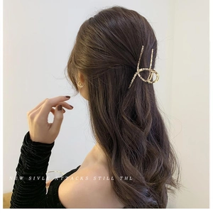 Elegante pinza per capelli in metallo dorato per donna con design a anello incrociato