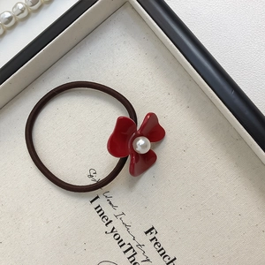 Chouchou vintage français avec fleur en acétate rouge, perle blanche et élastique marron