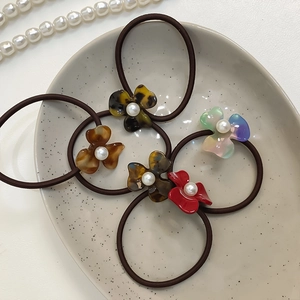 Lot de 5 chouchous vintage français avec fleurs en acétate et perles élégantes