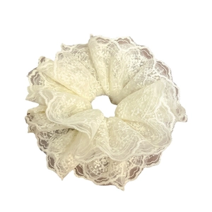 Elegante elastico scrunchie in pizzo bianco crema con ricamo floreale e bordi ondulati