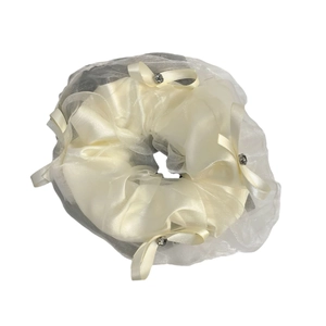 Eleganter Organza-Haargummi in Creme mit Satin-Schleifen und funkelnden Strasssteinen