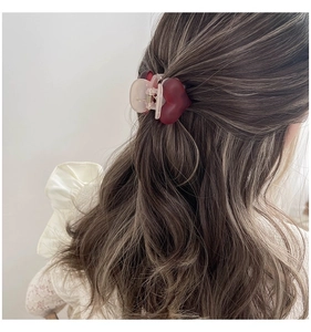 Gros plan sur la pince à cheveux cœur dépolie pour le volume sur cheveux bouclés