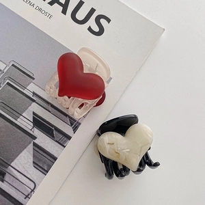 Lot de pinces à cheveux en forme de cœur avec finitions rouge mat et marbre blanc