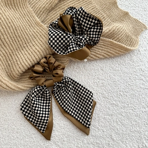 Detailansicht Haargummi-Set mit Schachbrettmuster, braunem Satin, Schleife und Perlen
