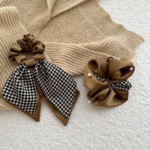 Detailansicht von Haargummi-Set mit Karo-Schleife, Perlen und Satin-Material
