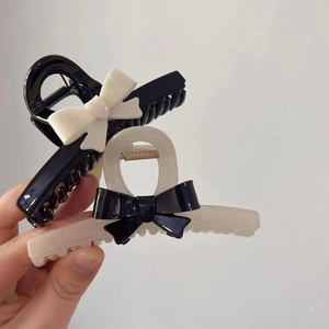 Elegant Black and White Contrast Bow Hair Claw Clip For Women Simple Large Acrylic Shark Clip Sweet Hair Accessories