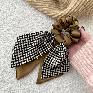 Haargummi mit Schleife aus Satin in Karomuster und Braun für eleganten Retro-Look