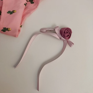 Detailansicht von Haarklammer mit rosa Satinschleife und Stoffrose für Damen Frisuren