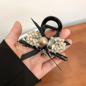 Pince à cheveux française avec nœud en perles, ruban noir et détails en strass