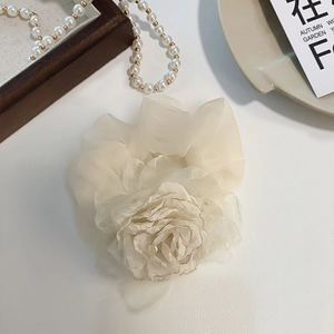 Chouchou élégant avec rose en organza crème de style esthétique vintage français