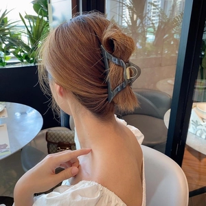 Minimalistische graue Harz-Haarklammer in Dreiecksform für elegantes Haarstyling