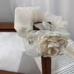 Chouchou élégant en organza rose blanche avec feuilles de dentelle et pendentif