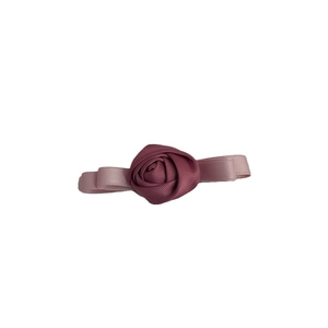 Rosa Satin Rose Haarspange mit hellvioletten Schleifen auf einem weißen Hintergrund